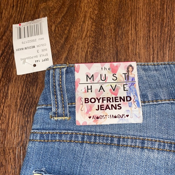 Almost Famous Boyfriend Jeans Medium Wash - Picture 8 of 13